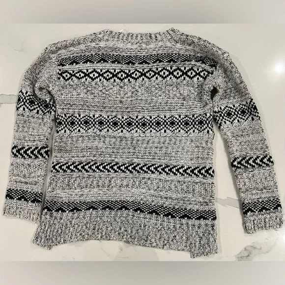 NWOT Romeo and Juliet Couture Black and Gray Southwest Print Sweater Size Large - Picture 3 of 5